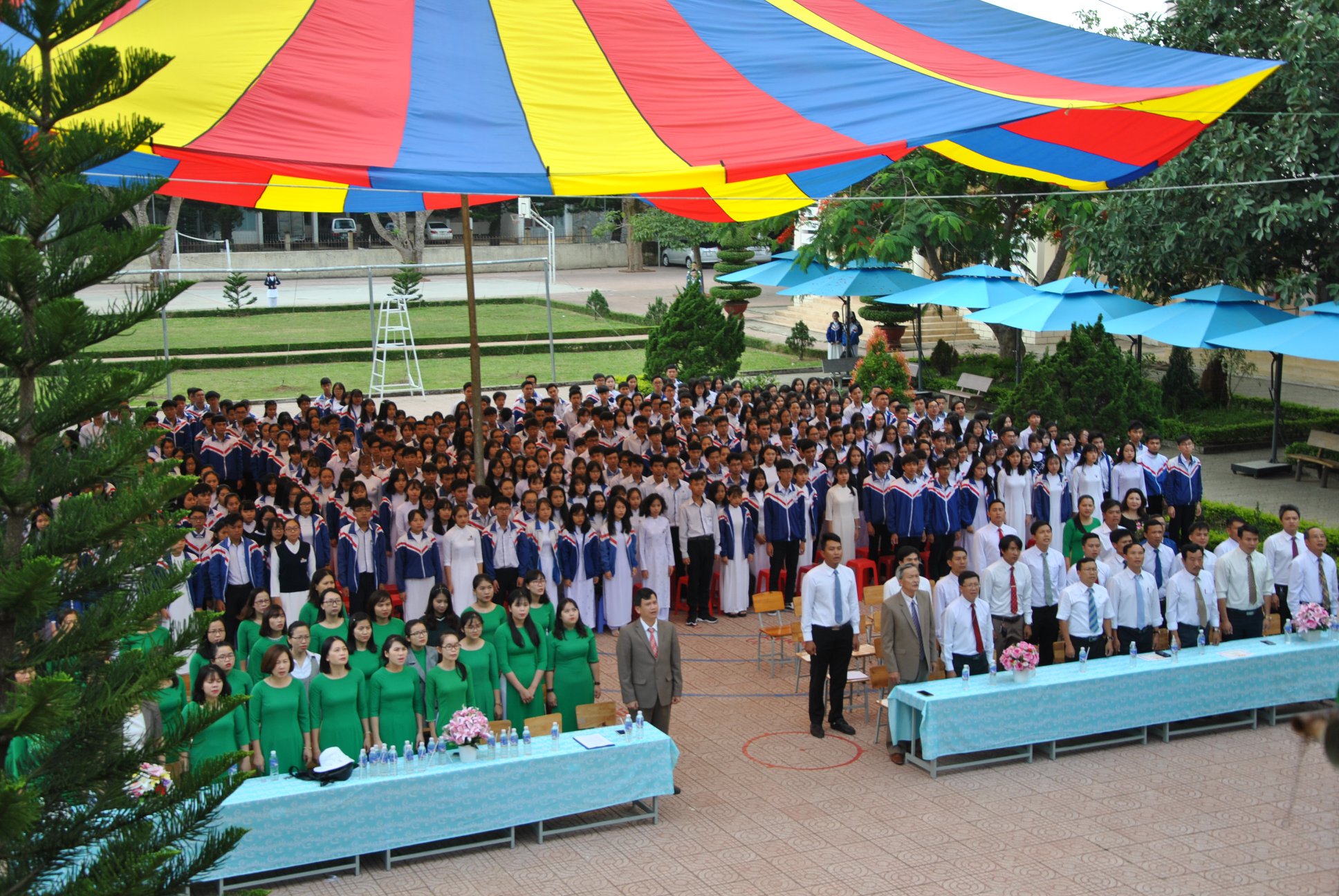 Học sinh và giáo viên chào cờ
