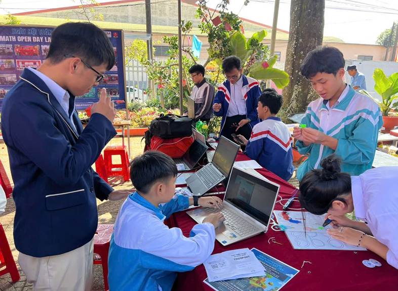 A group of people sitting around a table with laptopsAI-generated content may be incorrect.