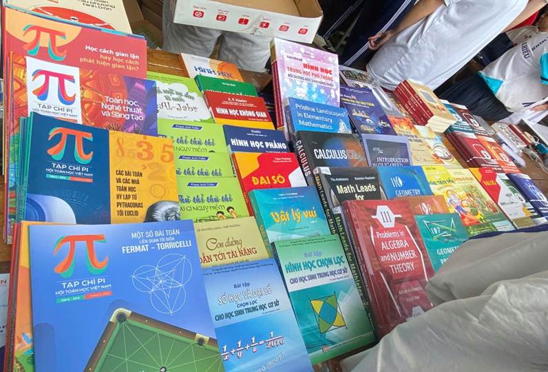 A table full of booksAI-generated content may be incorrect.