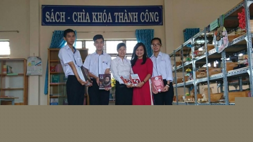 PHÁT ĐỘNG PHONG TRÀO TẶNG SÁCH  CHO THƯ VIỆN TRƯỜNG THPT CHUYÊN BẢO LỘC