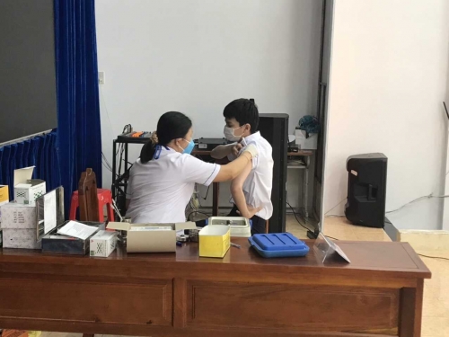 Trường THPT Chuyên Bảo Lộc đã hoàn thành việc tiêm vắc xin mũi 1 cho học sinh