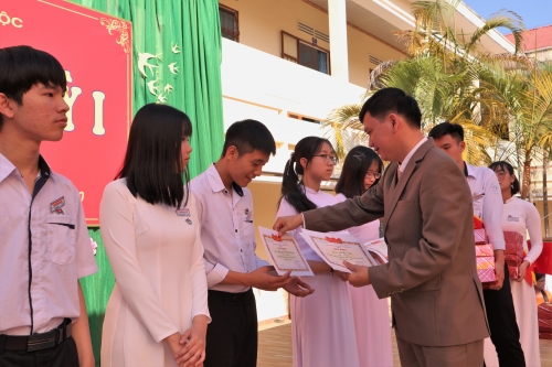 Trường THPT Chuyên Bảo Lộc long trọng tổ chức lễ sơ kết học kì I năm học 2019-2020