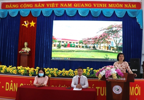 TRƯỜNG THPT CHUYÊN BẢO LỘC TỔ CHỨC LỄ CHÀO CỜ ĐẦU TUẦN MỚI BẰNG HÌNH THỨC TRUYỀN HÌNH TRỰC TIẾP