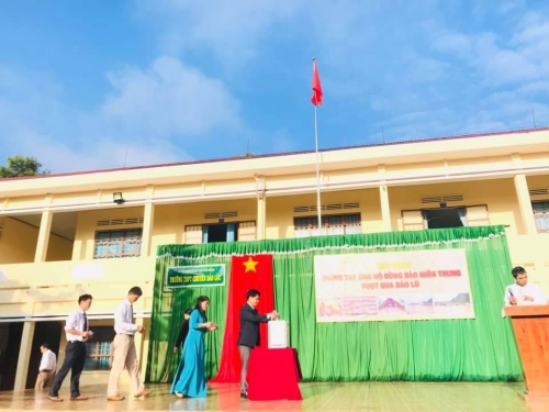 Ủng hộ đồng bào Miền Trung bị lũ lụt